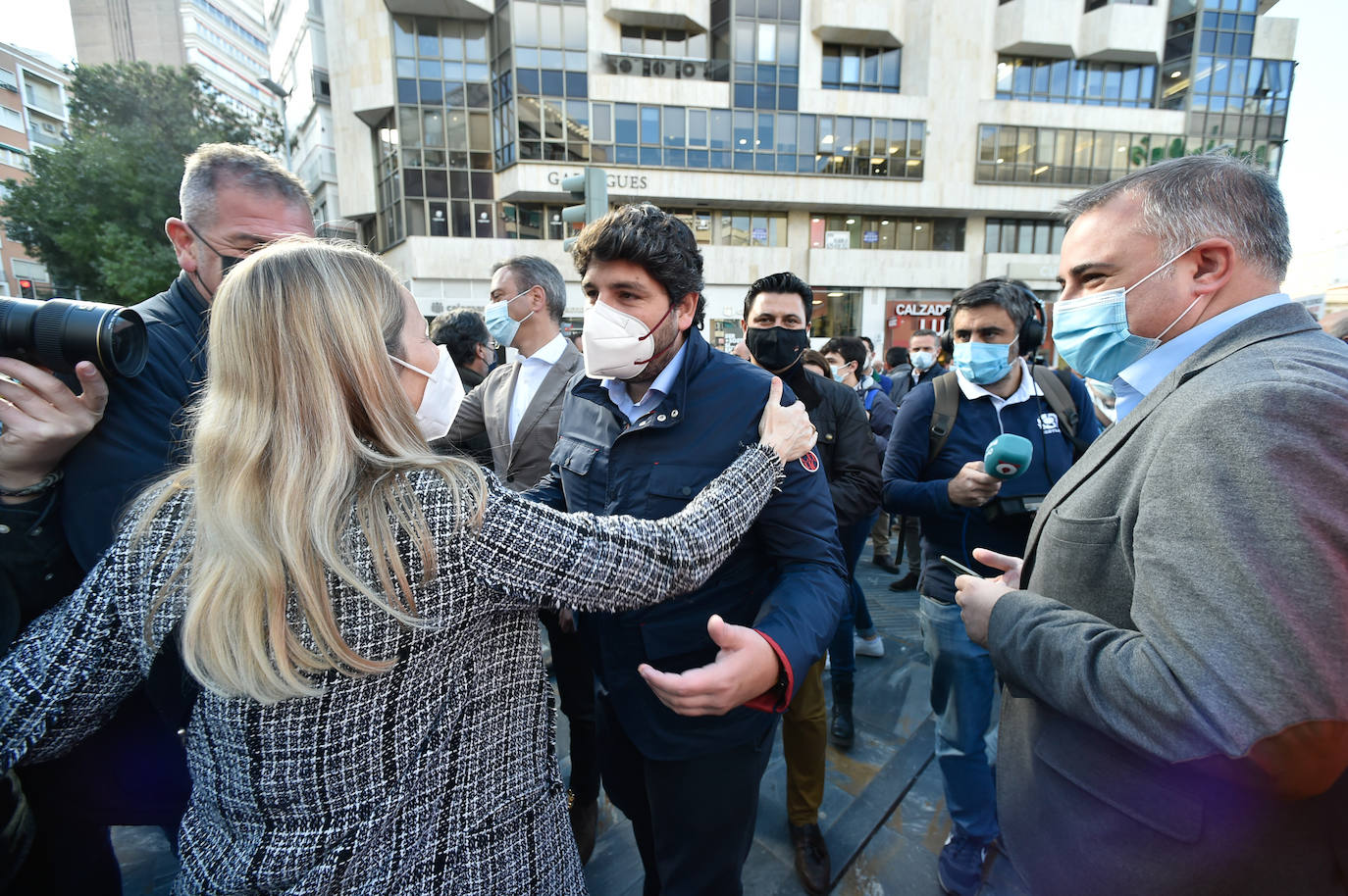 Fernando López Miras saluda a Lucas Jiménez, presidente del Scrats.