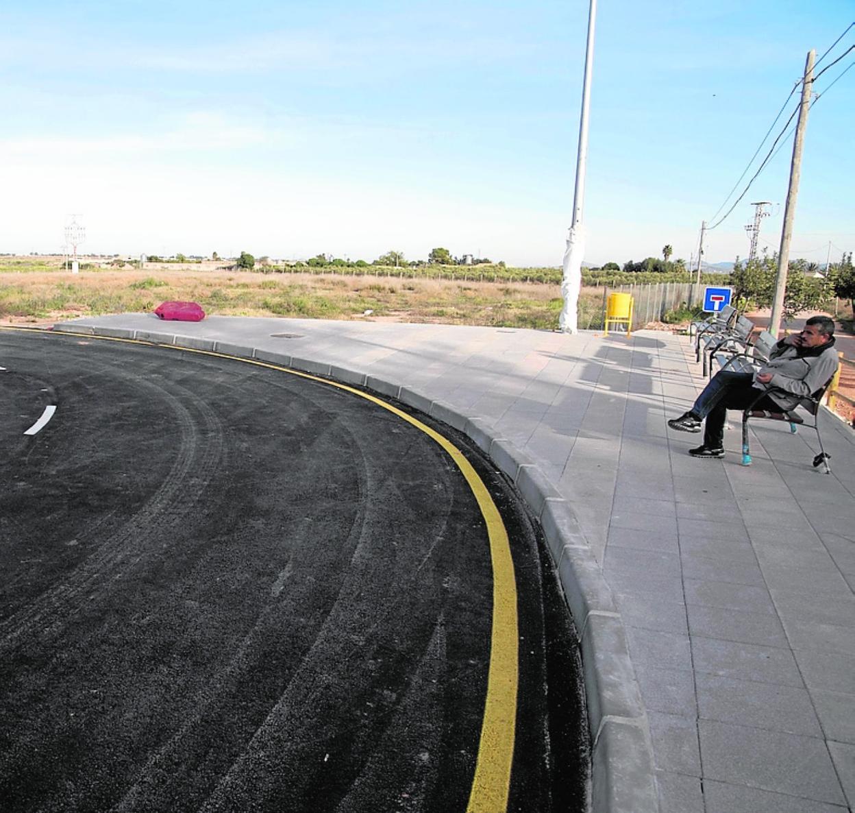 Un vecino de La Aljorra, ayer, junto al solar del nuevo colegio. 