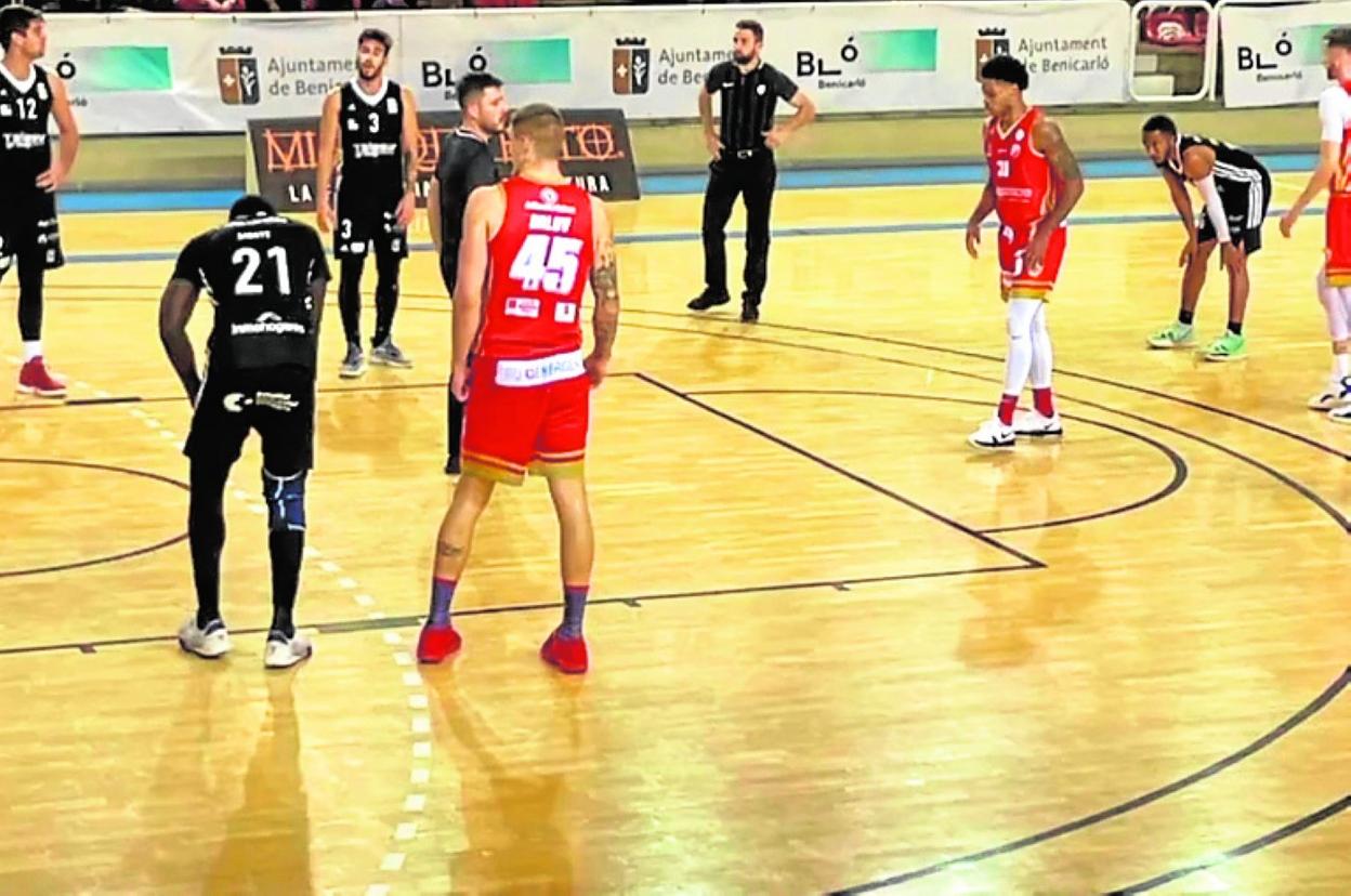 El Cebé, en un momento del partido de ayer. 