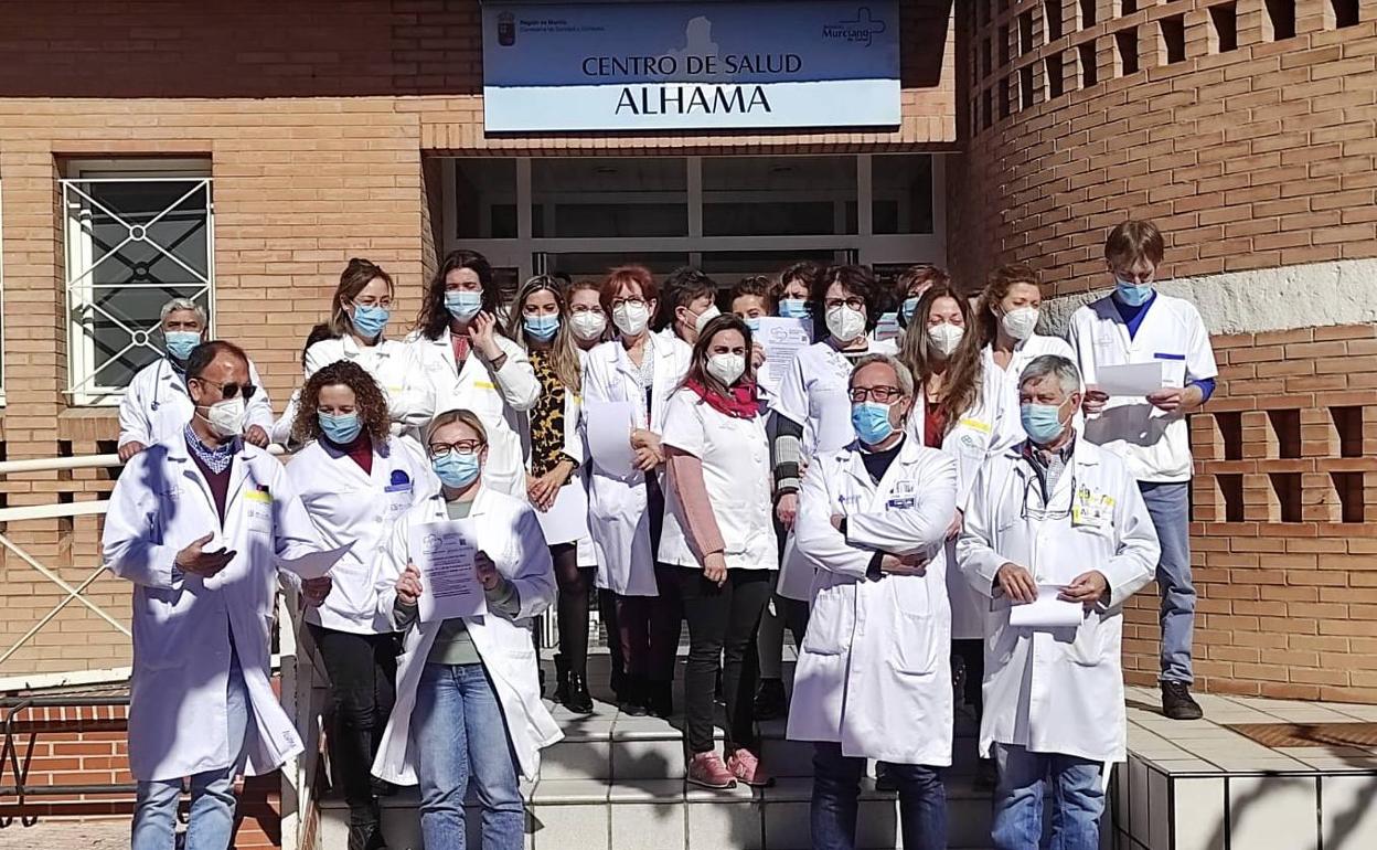 Los profesionales del centro de salud de Alhama se manifestan en defensa de la atención primaria. 