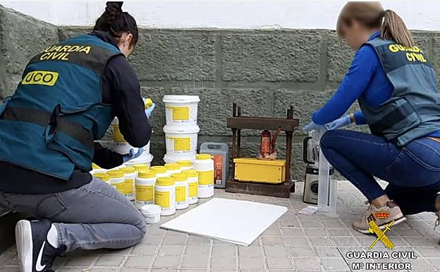 Imagen principal - Casi 20 detenidos en Murcia y otras provincias por importar cocaína oculta desde Sudamérica a España