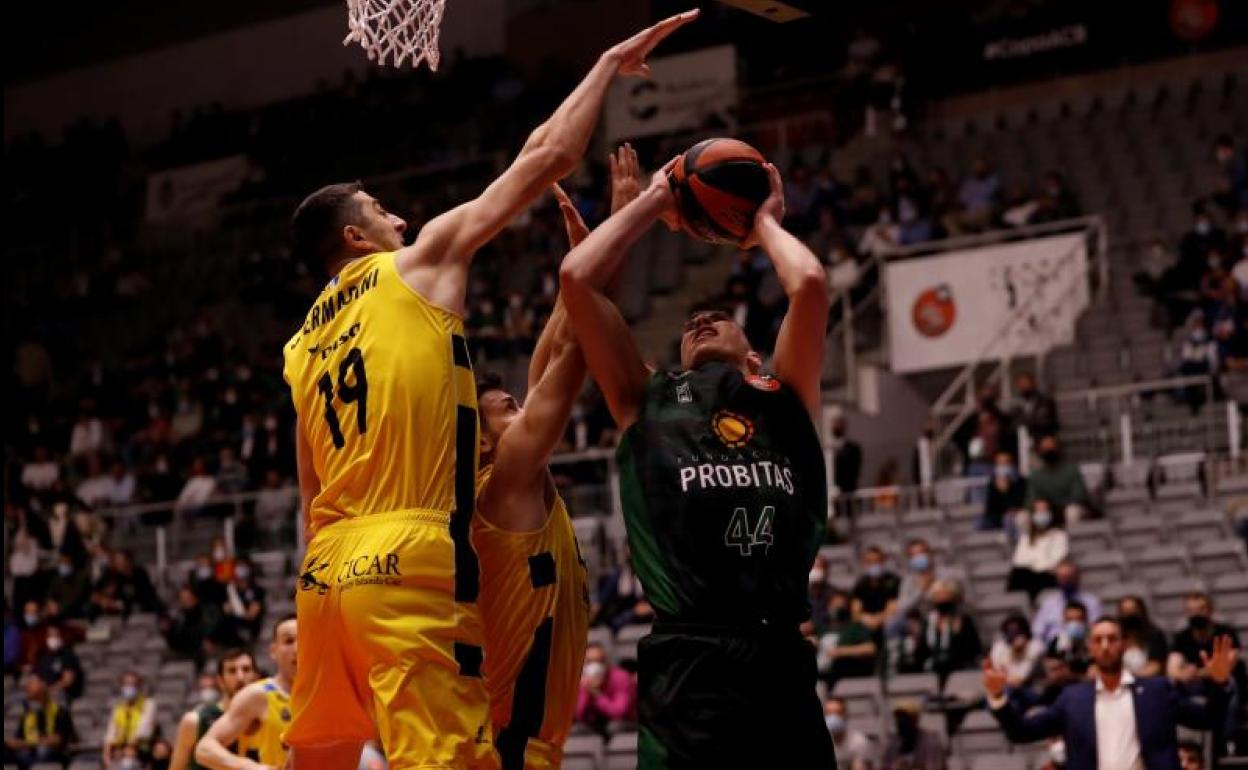 Giorgi Shermadini defiende un ataque del Joventut en el primer partido de cuartos.