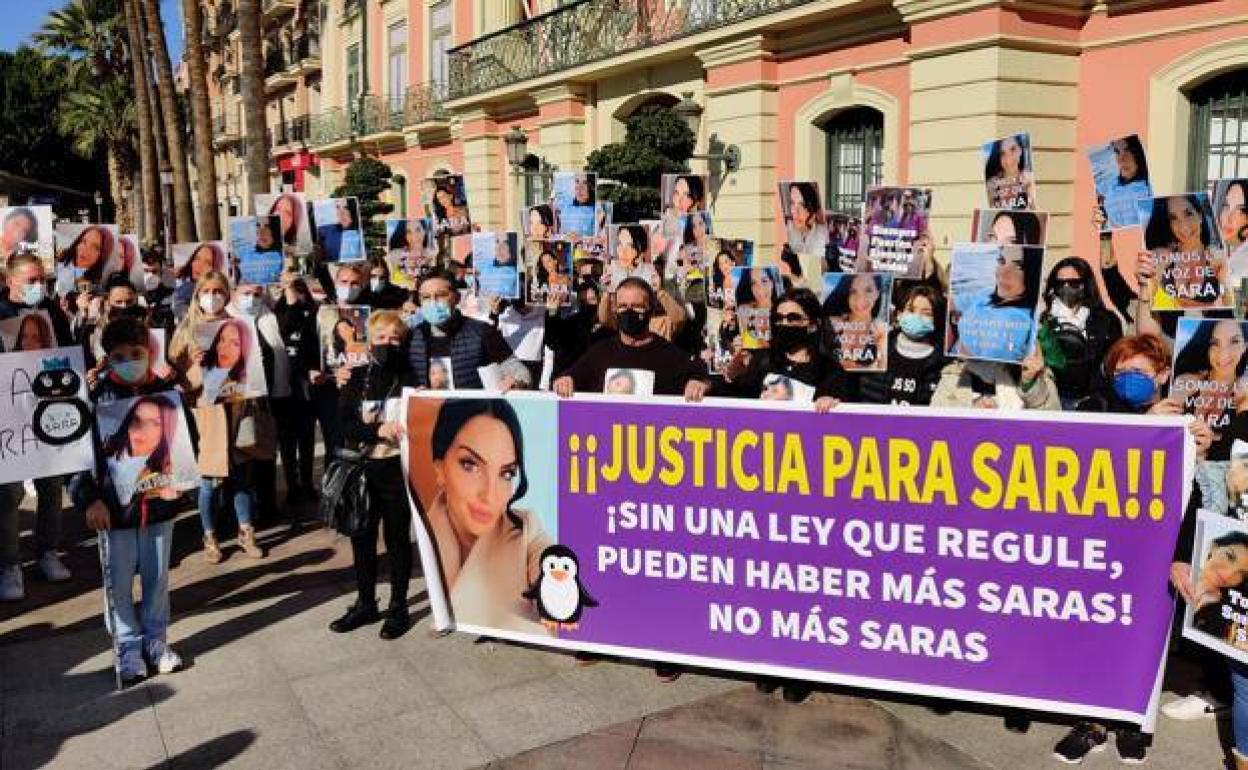 Decenas de personas en la concentración por la joven fallecida tras una lipoescultura, en una imagen de archivo. 