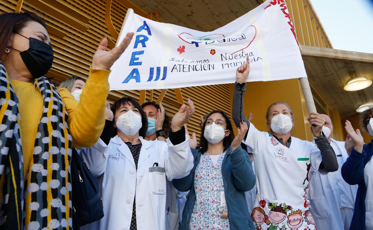 Sanitarios y pacientes, este jueves durante la protesta celebrada en el centro de salud Lorca Sutullena 