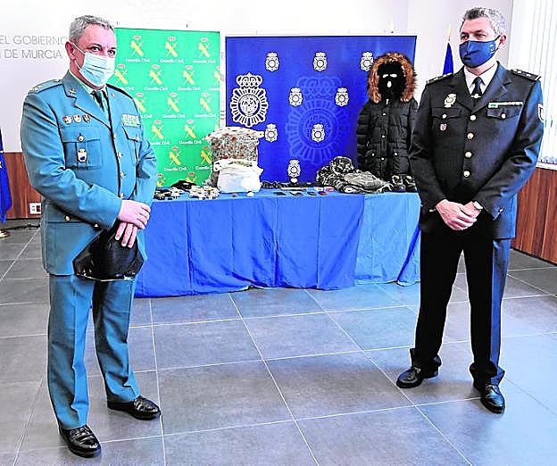 El capitán Carrasco y el inspector Castro presentan la operación. 