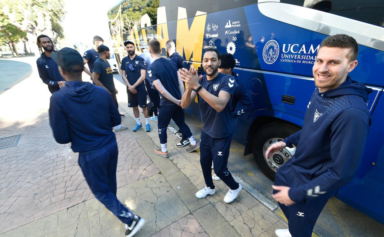 Sadiel Rojas y Chris Czerapowicz, antes de subir al autobús que trasladó ayer al UCAM a Granada. 
