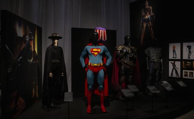 Imagen principal - Arriba, la zona de 'héroes', con el traje que vistió Christopher Reeve en 'Superman IV' o el de Antonio Banderas en 'La máscara del Zorro'. Abajo, traje que Gaultier realizó inpirándose en el de 'La naranja mecánica' y el popular corsé de Madonna . 