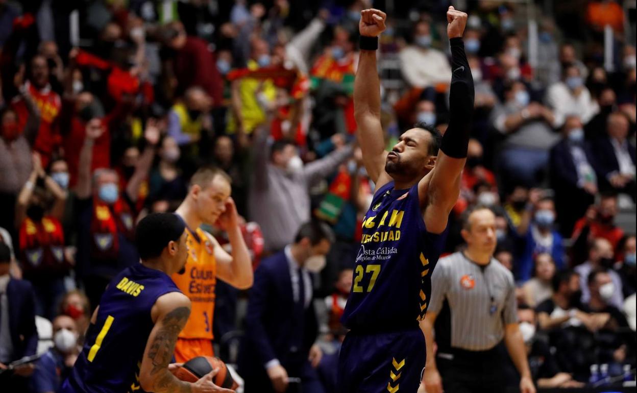 Sadiel Rojas celebra el triunfo de este viernes ante Valencia Basket en los cuartos de final de la Copa del Rey.