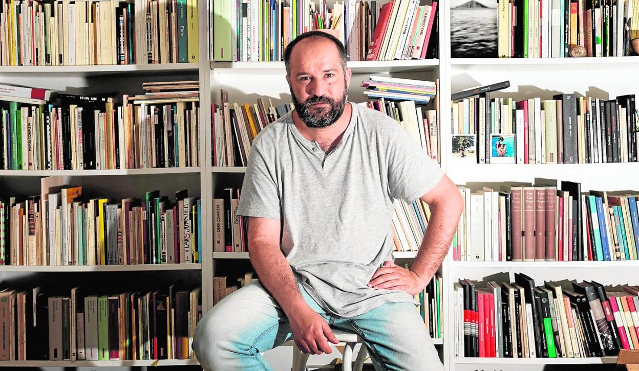 El poeta y crítico Juan Marqués, que se estrena como novelista, rodeado de libros en su casa. 