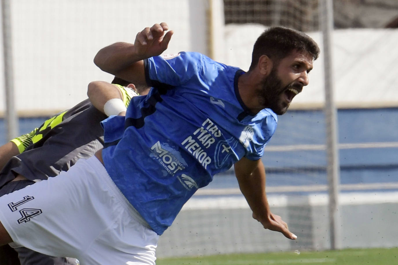 Alberto Vázquez celebra uno de los goles.