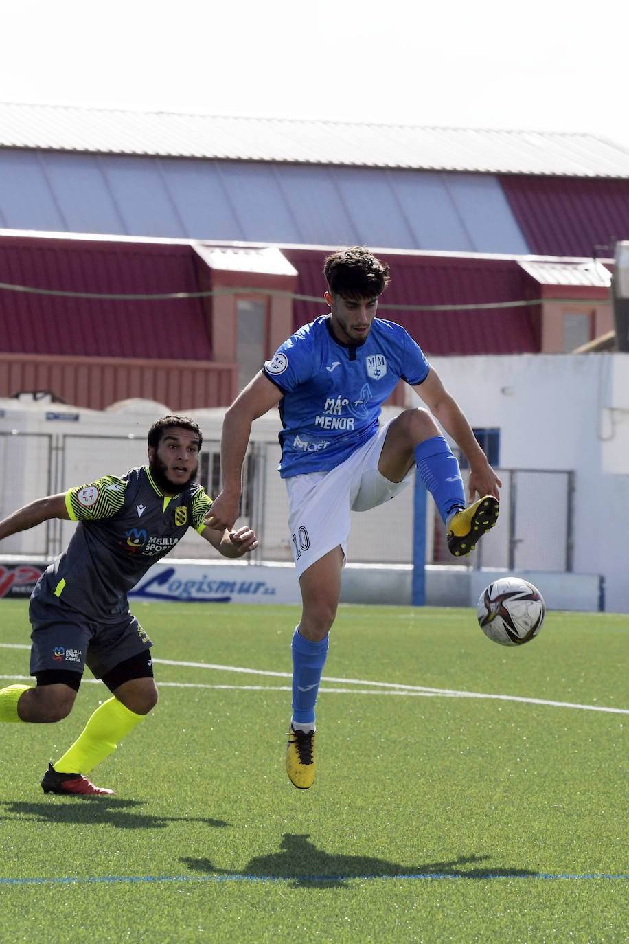 Alberto Vázquez celebra uno de los goles.