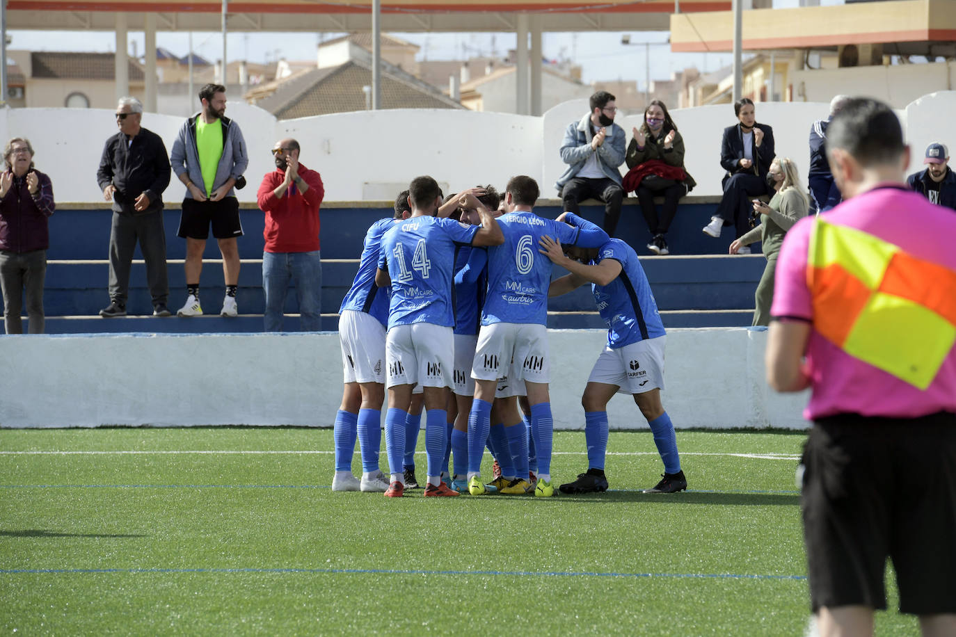Alberto Vázquez celebra uno de los goles.
