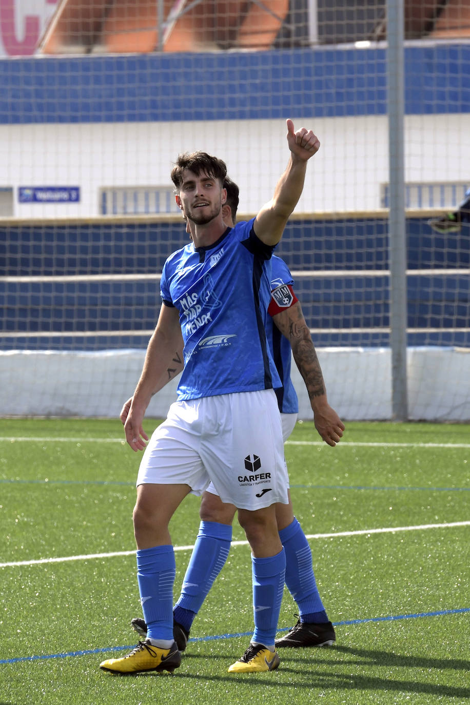 Alberto Vázquez celebra uno de los goles.