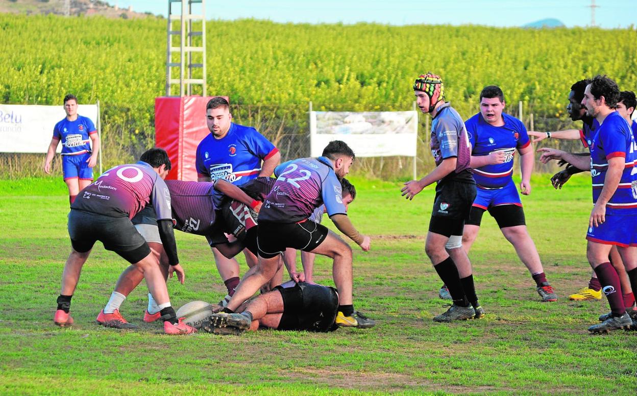 Lance de la aplastante victoria del CRU Cartagena ante el Estudiantes Valencia (104-0), en el último partido disputado en el campo de La Asomada. 