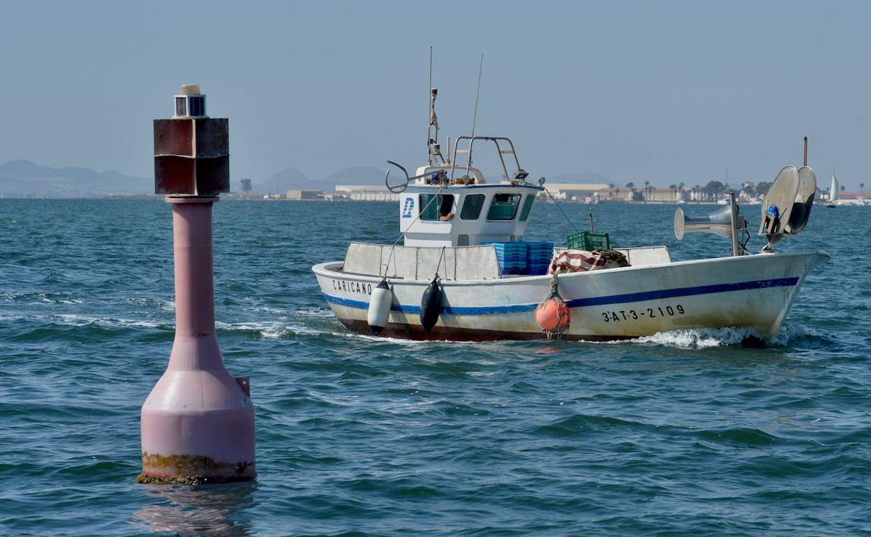 Un barco pesquero en aguas del Mar Menor, en una fotografía de archivo.