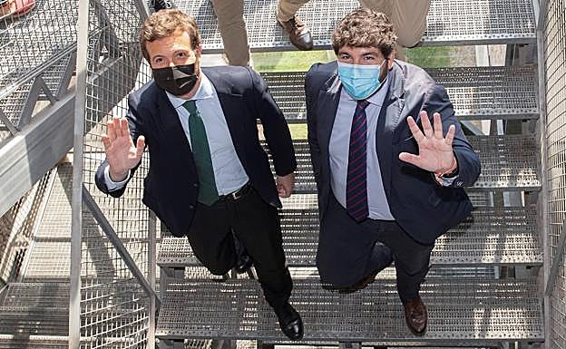 Pablo Casado y Fernando López Miras, en una imagen de archivo, en Cartagena. 