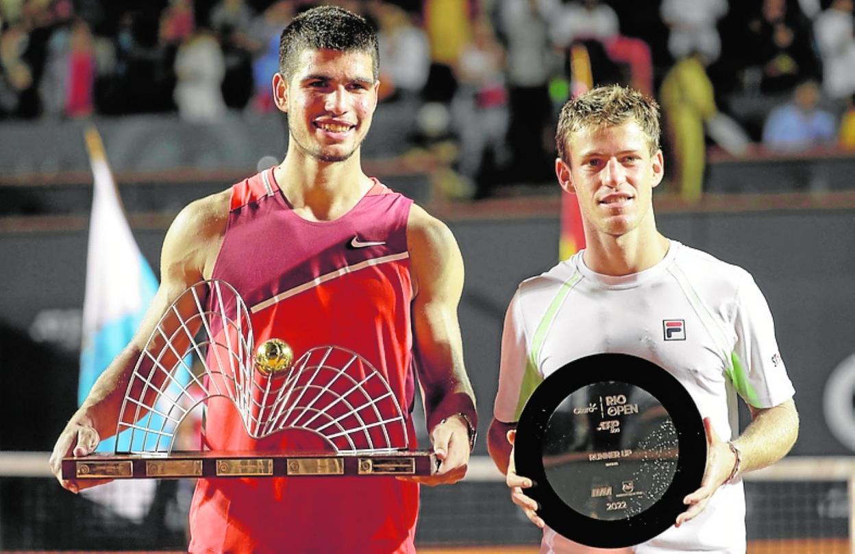 Alcaraz posa con Schwartzman tras la final del domingo en Río. 