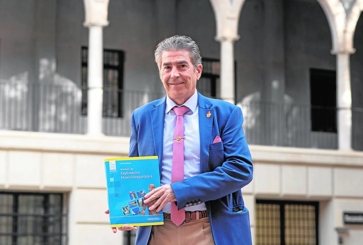 El profesor de Medicina de la Universidad de Murcia, Fernando Santonja, con su manual. 