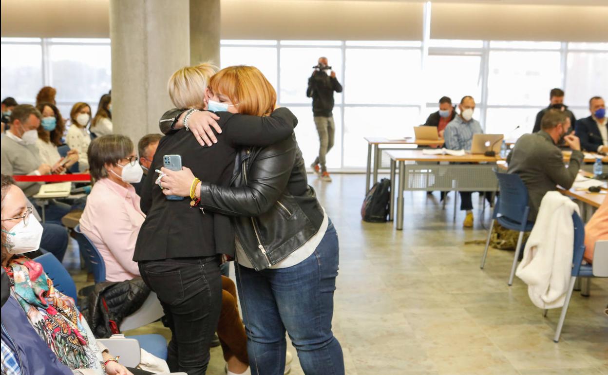 La concejal de IU, Gloria Martín, abraza a una integrante de la plataforma. 