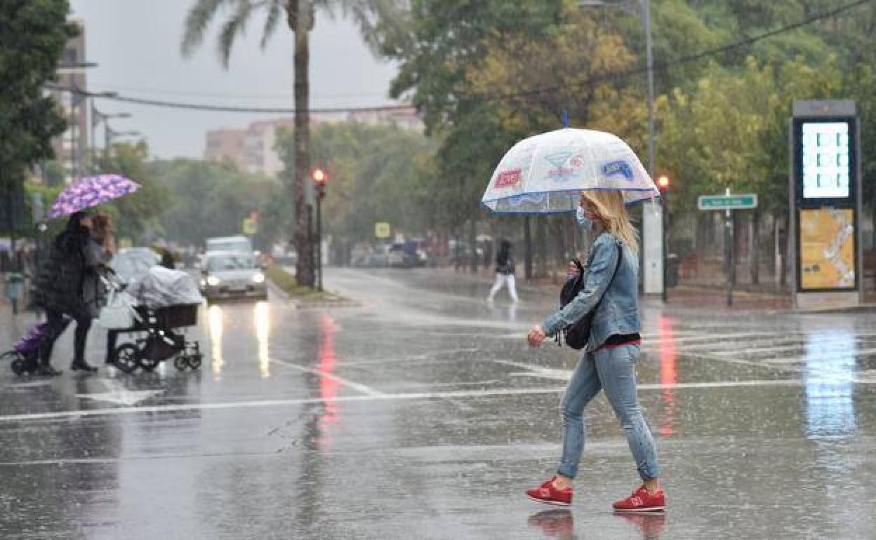 Una chica se protege de la lluvia con un paraguas, en una imagen de archivo.