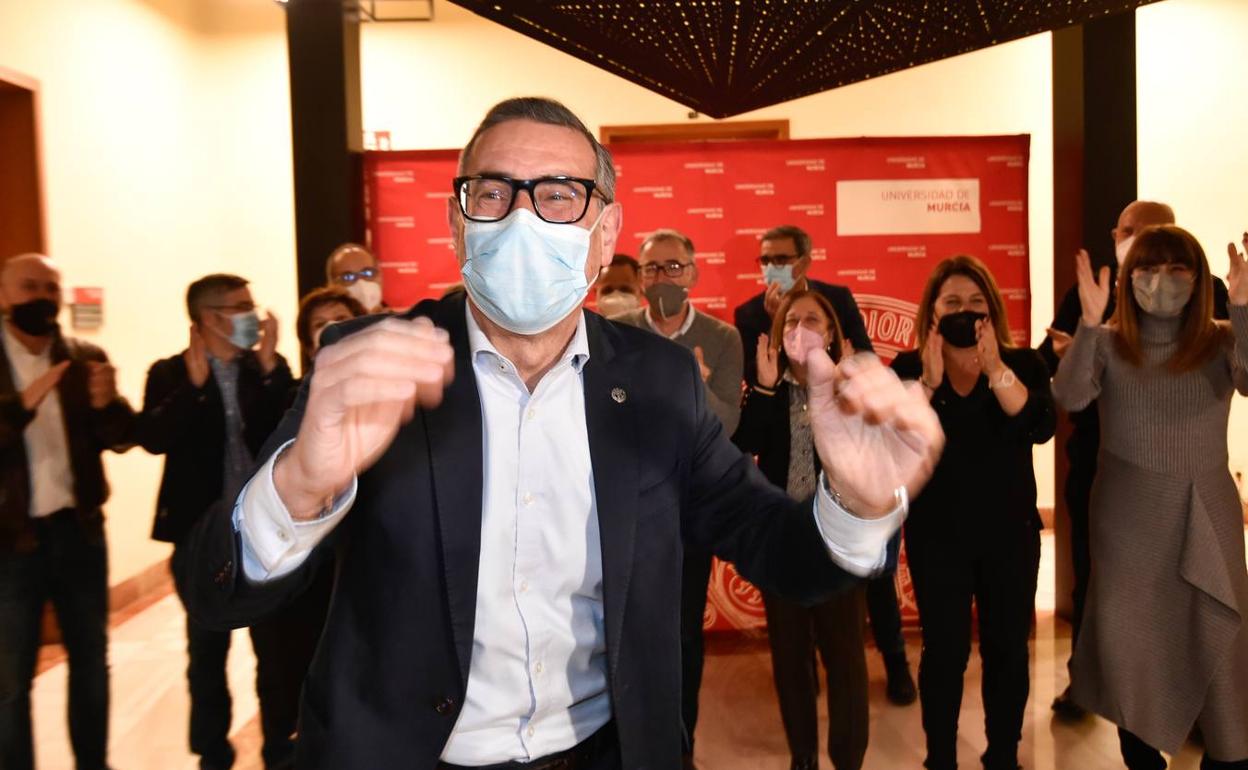 José Luján celebra su continuidad en el Rectorado tras el recuento de los votos.