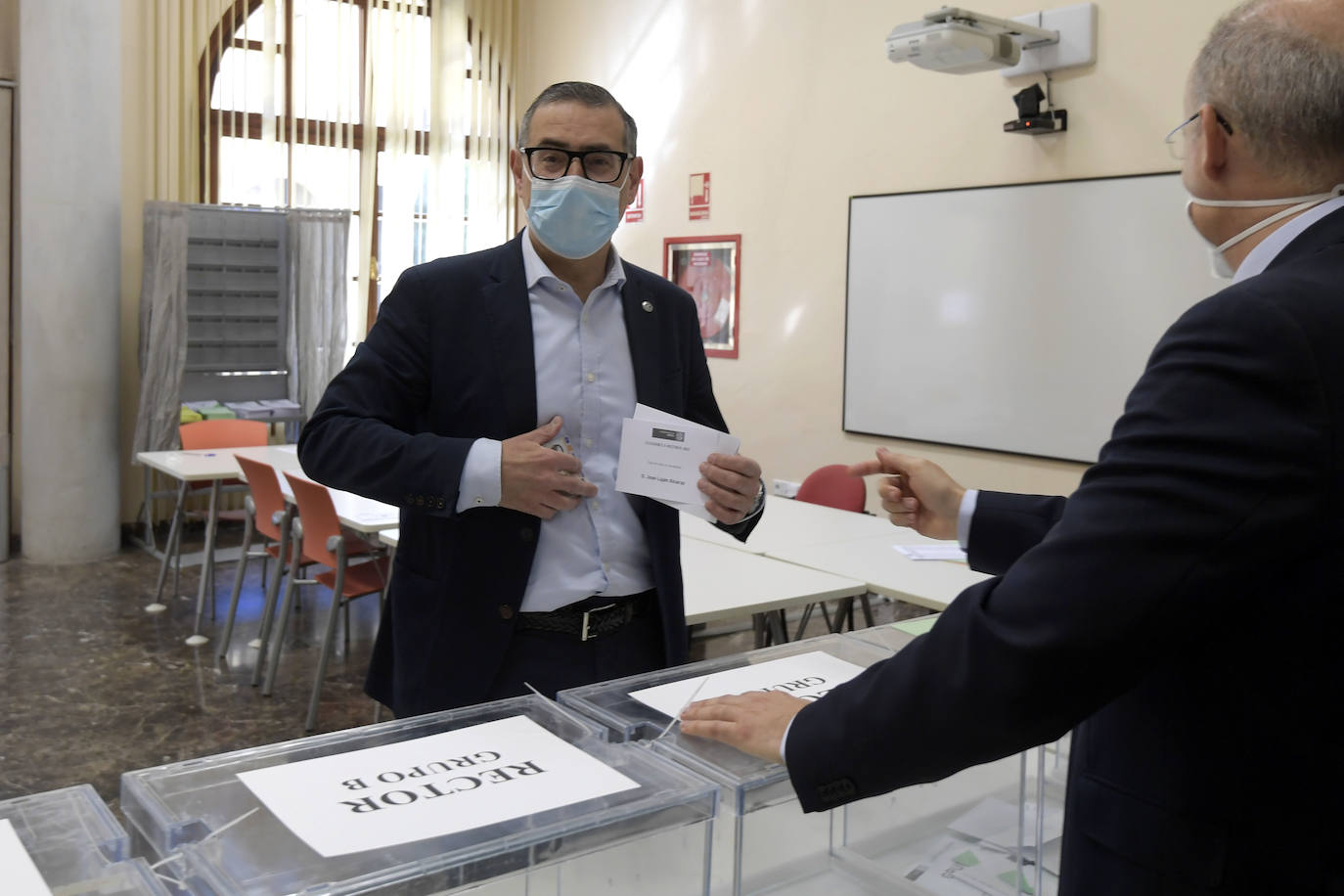 Fotos: Profesores, estudiantes y administrativos de la UMU deciden hoy si Luján renueva en el Rectorado