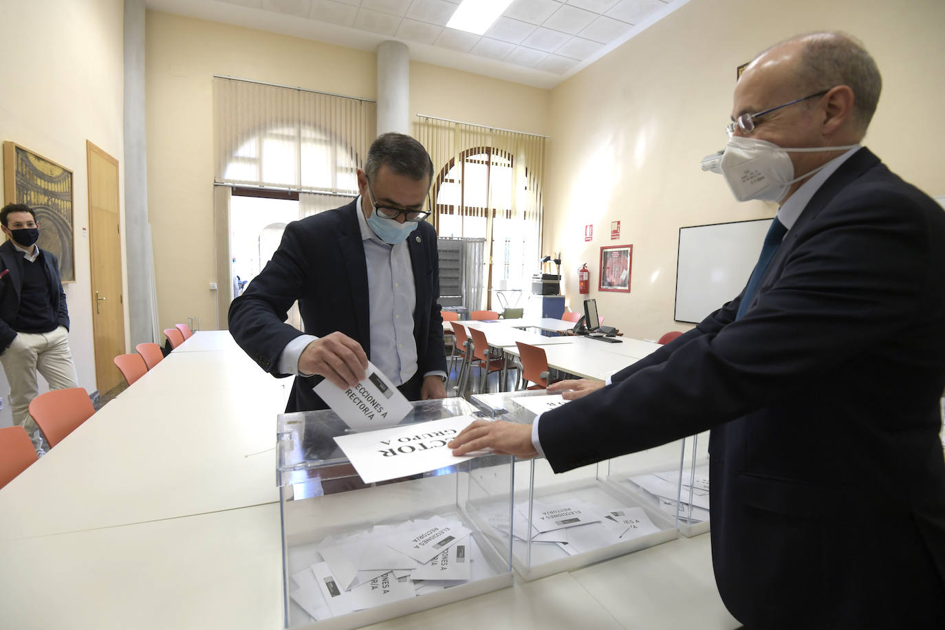 Fotos: Profesores, estudiantes y administrativos de la UMU deciden hoy si Luján renueva en el Rectorado