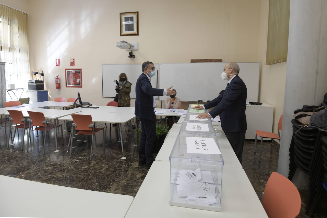 Fotos: Profesores, estudiantes y administrativos de la UMU deciden hoy si Luján renueva en el Rectorado