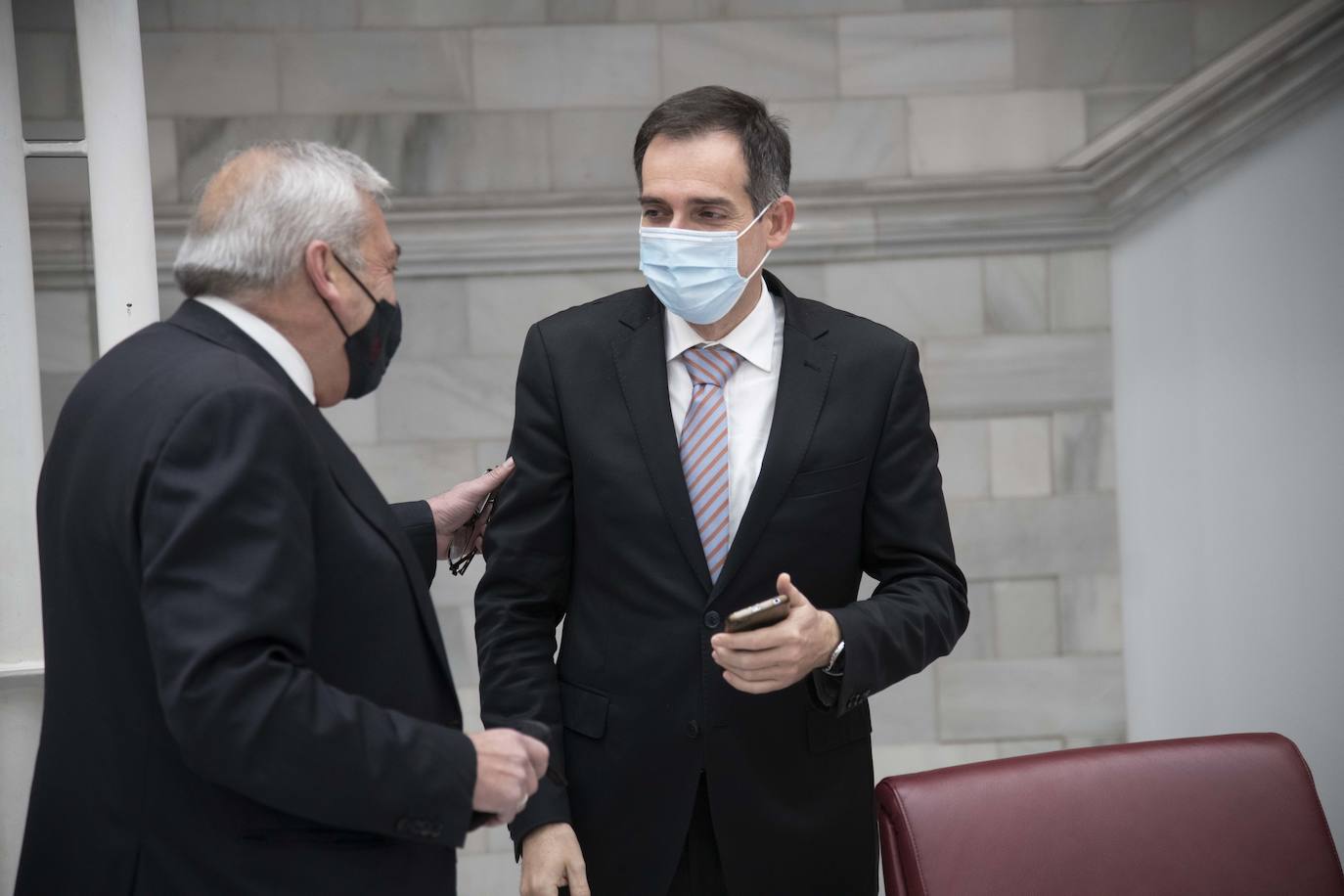 Fotos: Pleno de la Asamblea Regional: Comunidad y bancos estudiarán medidas para mejorar eltrato a los mayores