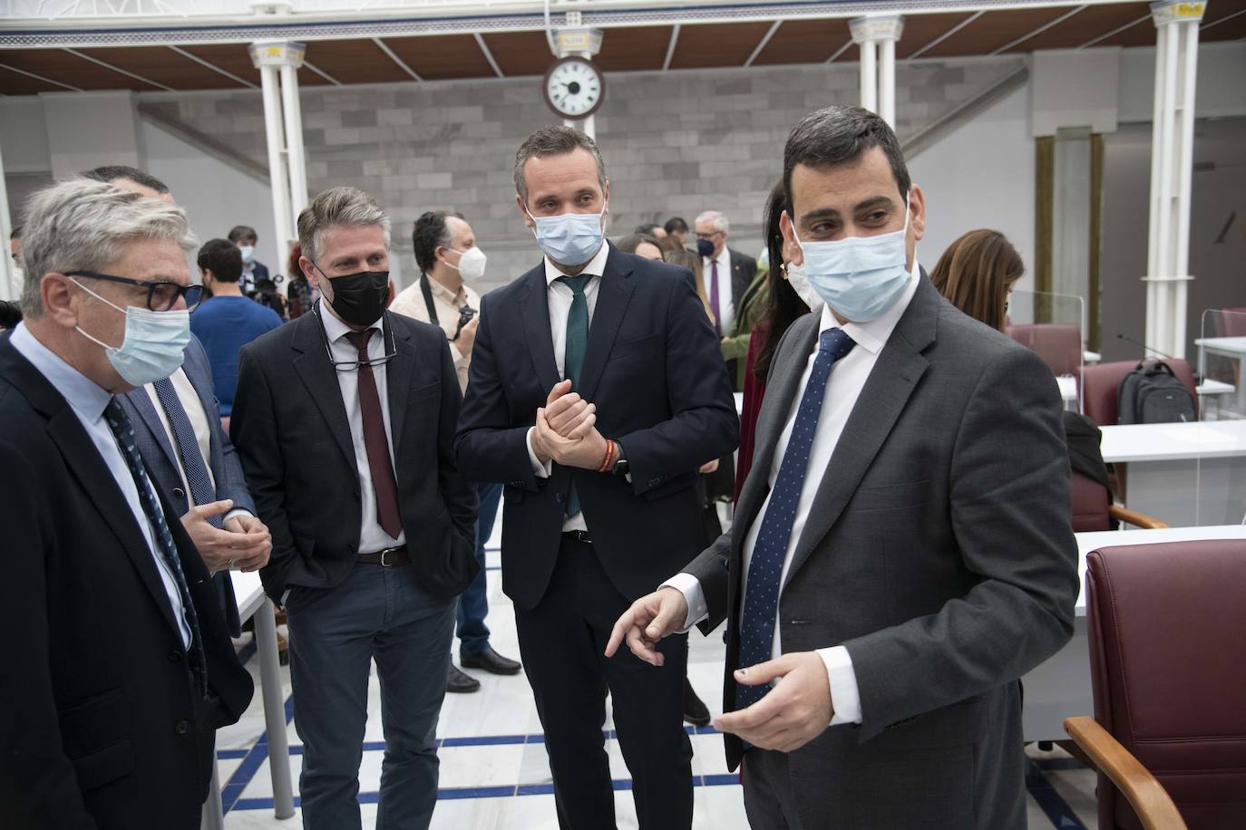 Fotos: Pleno de la Asamblea Regional: Comunidad y bancos estudiarán medidas para mejorar eltrato a los mayores