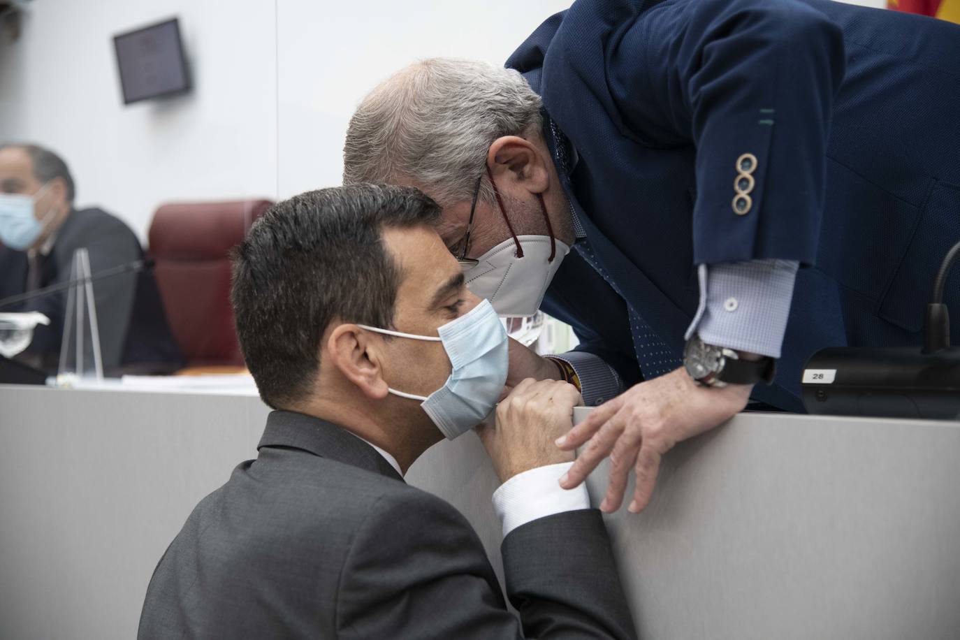 Fotos: Pleno de la Asamblea Regional: Comunidad y bancos estudiarán medidas para mejorar eltrato a los mayores