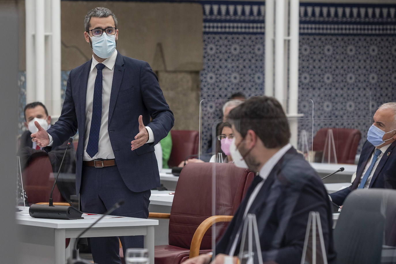 Fotos: Pleno de la Asamblea Regional: Comunidad y bancos estudiarán medidas para mejorar eltrato a los mayores