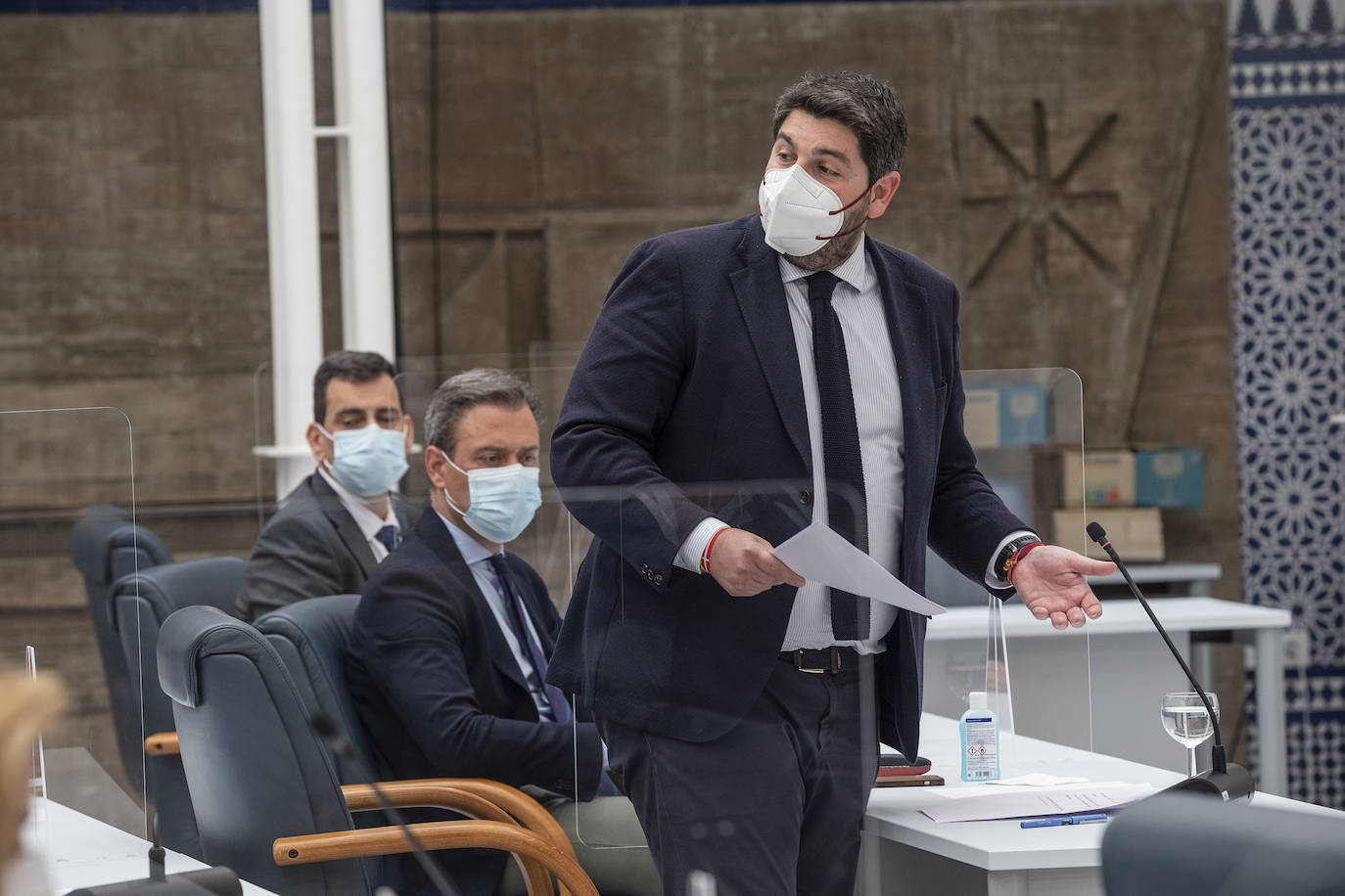 Fotos: Pleno de la Asamblea Regional: Comunidad y bancos estudiarán medidas para mejorar eltrato a los mayores