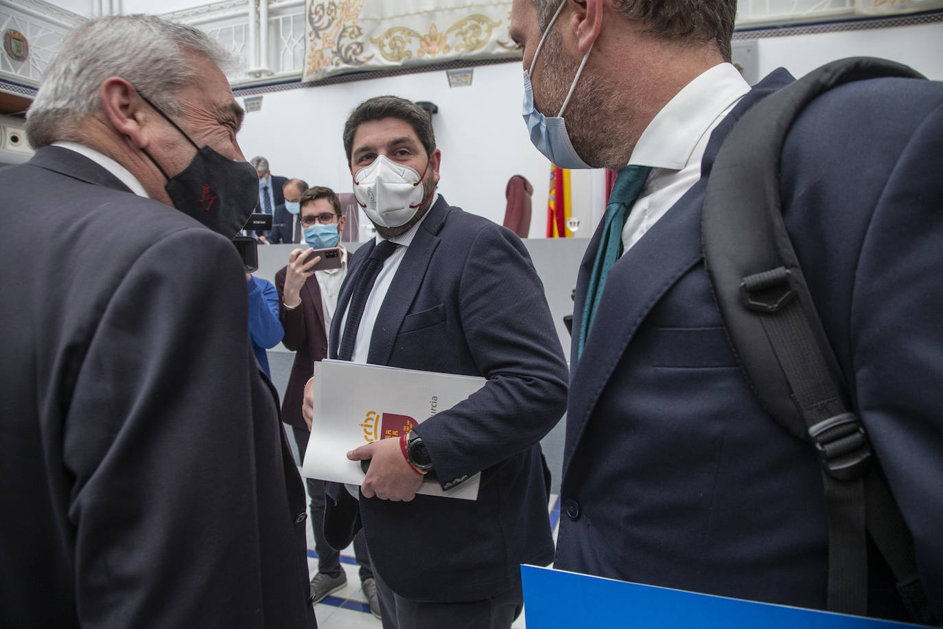 Fotos: Pleno de la Asamblea Regional: Comunidad y bancos estudiarán medidas para mejorar eltrato a los mayores