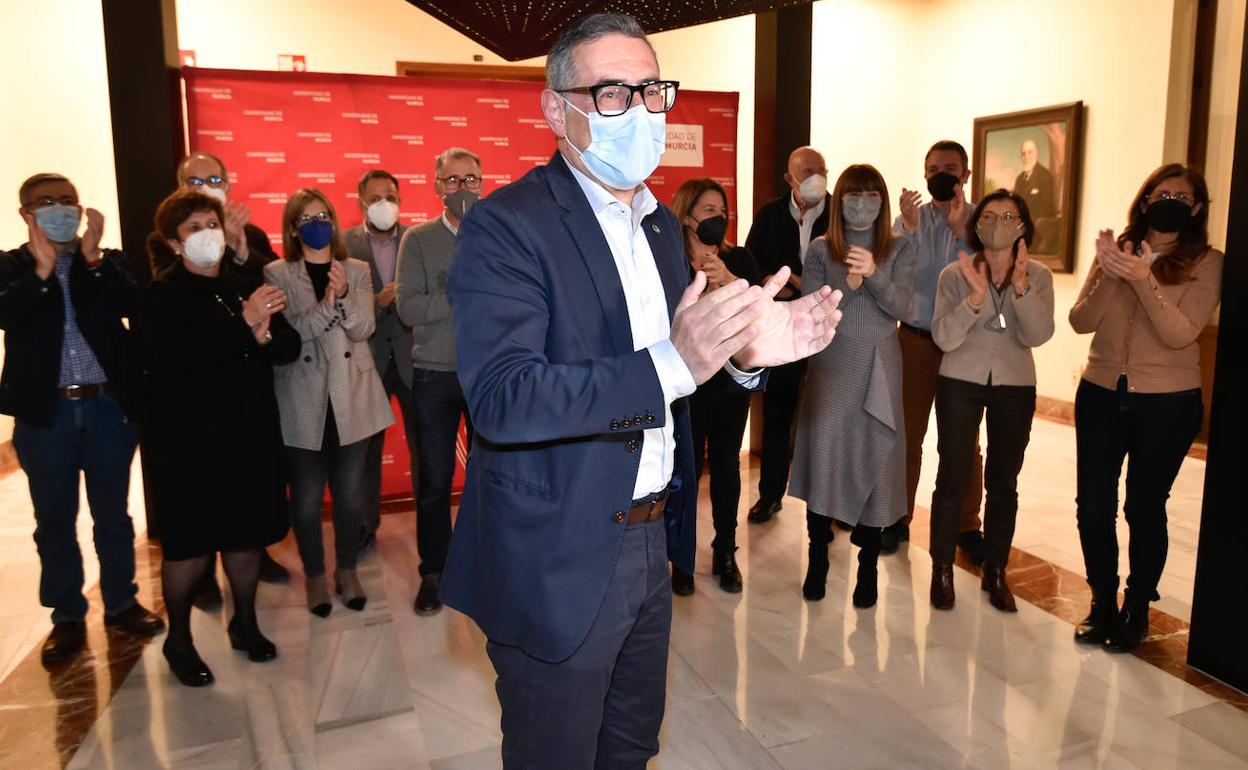 José Luján celebra su continuidad en el Rectorado tras el recuento de los votos.