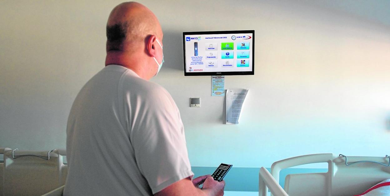 Televisión de pago en una de las habitaciones del hospital Virgen de la Arrixaca. 