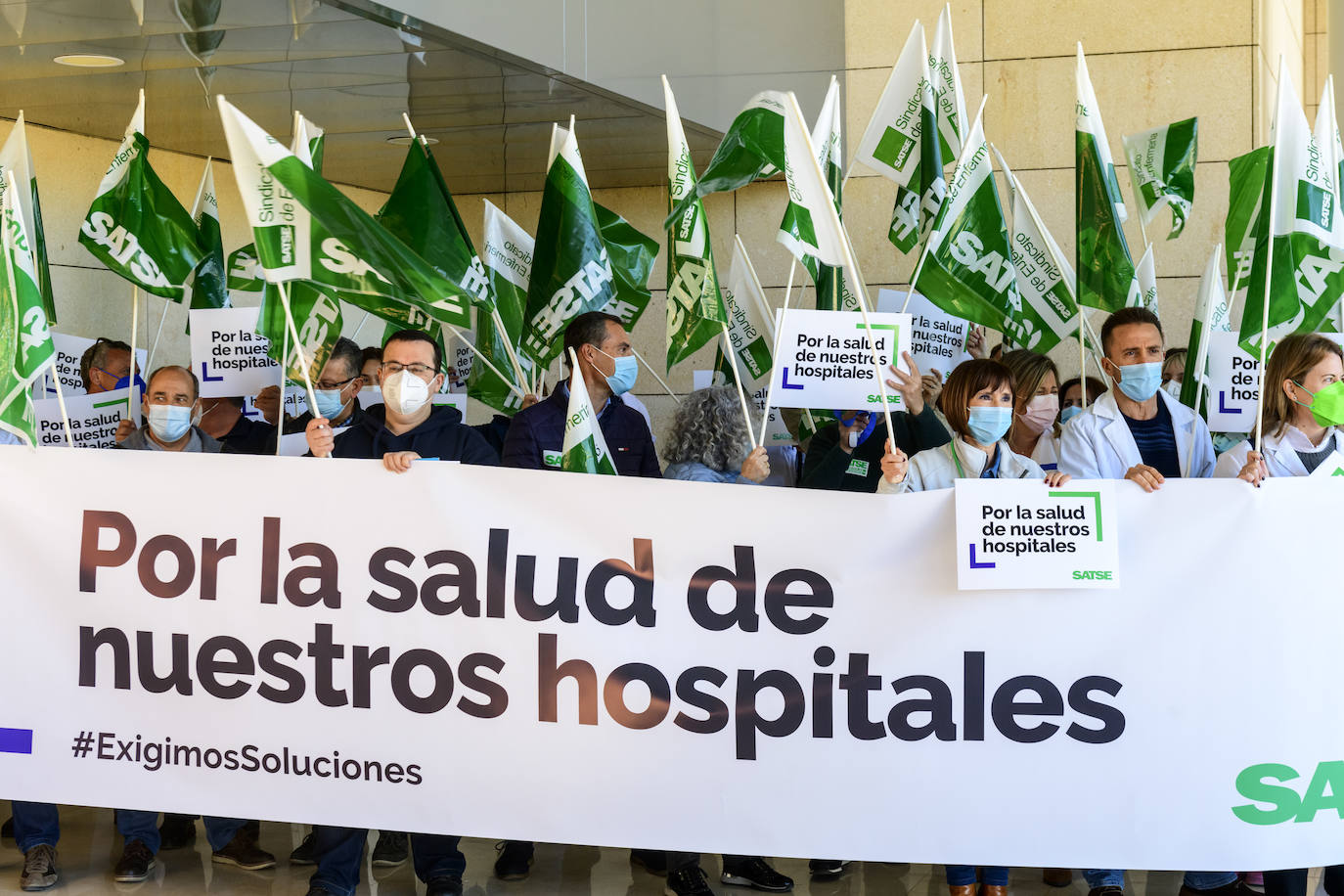Fotos: Las enfermeras denuncian la «saturación» de los hospitales