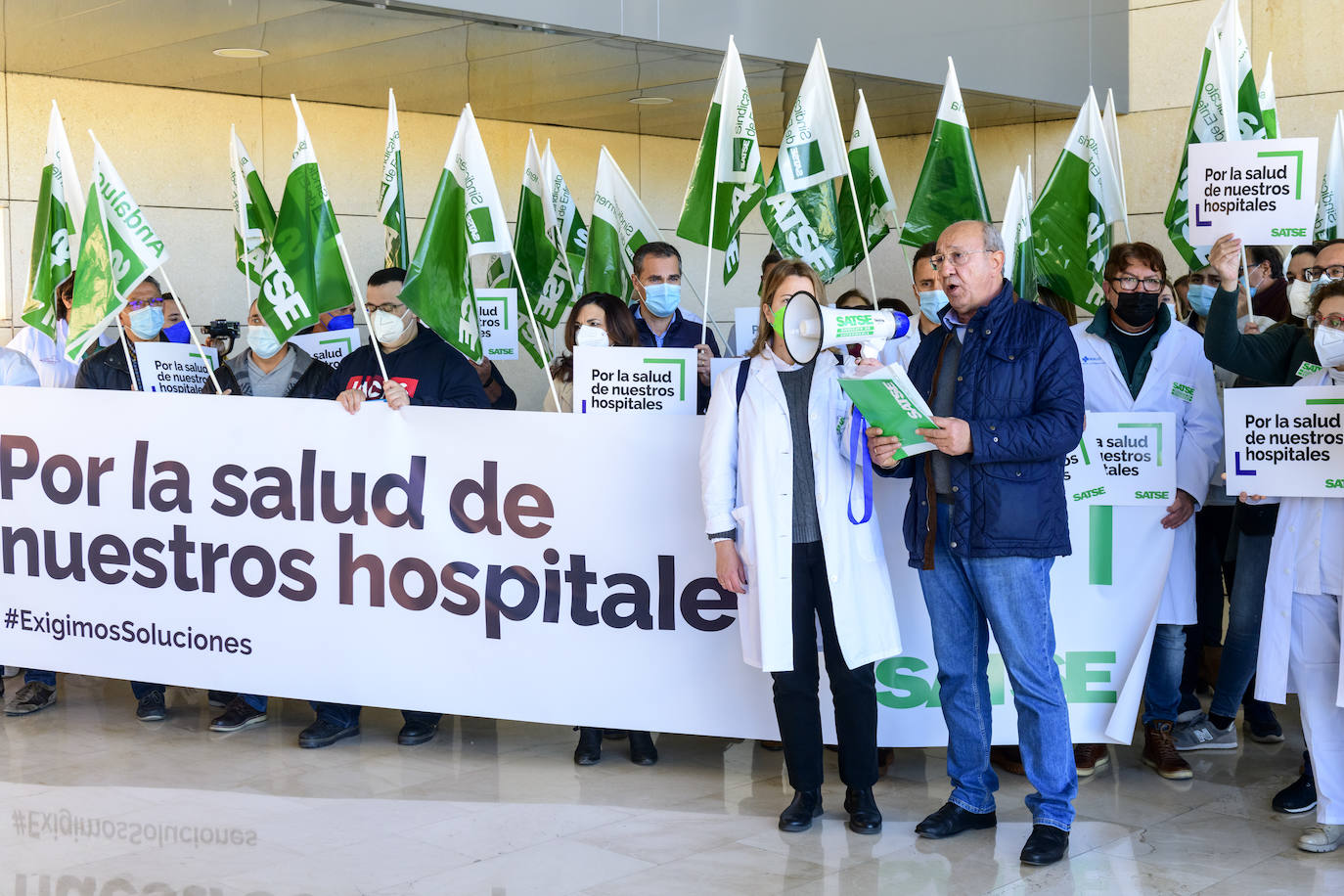 Fotos: Las enfermeras denuncian la «saturación» de los hospitales