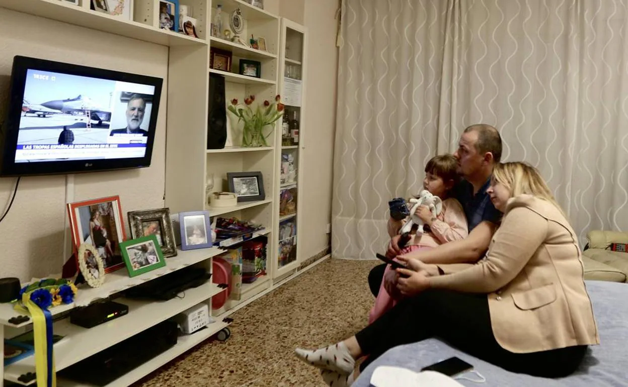 Igor Kadobnyi, su mujer Zoriana Kadbna y su hija Verónica permanecen pegados al televisor para seguir la evolución de la guerra en territorio ucraniano. 