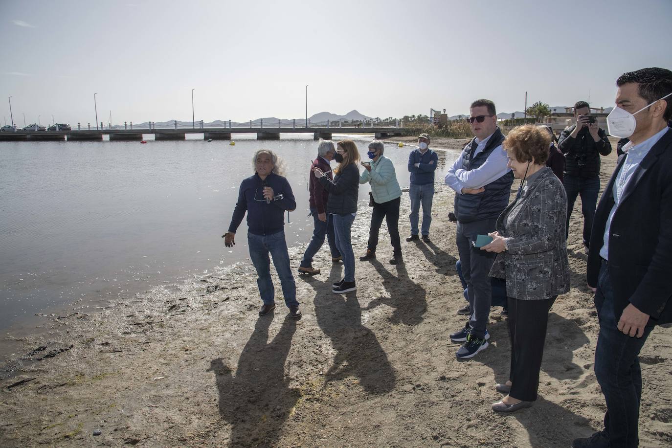 Fotos: Los eurodiputados encuentran el lodo del Mar Menor