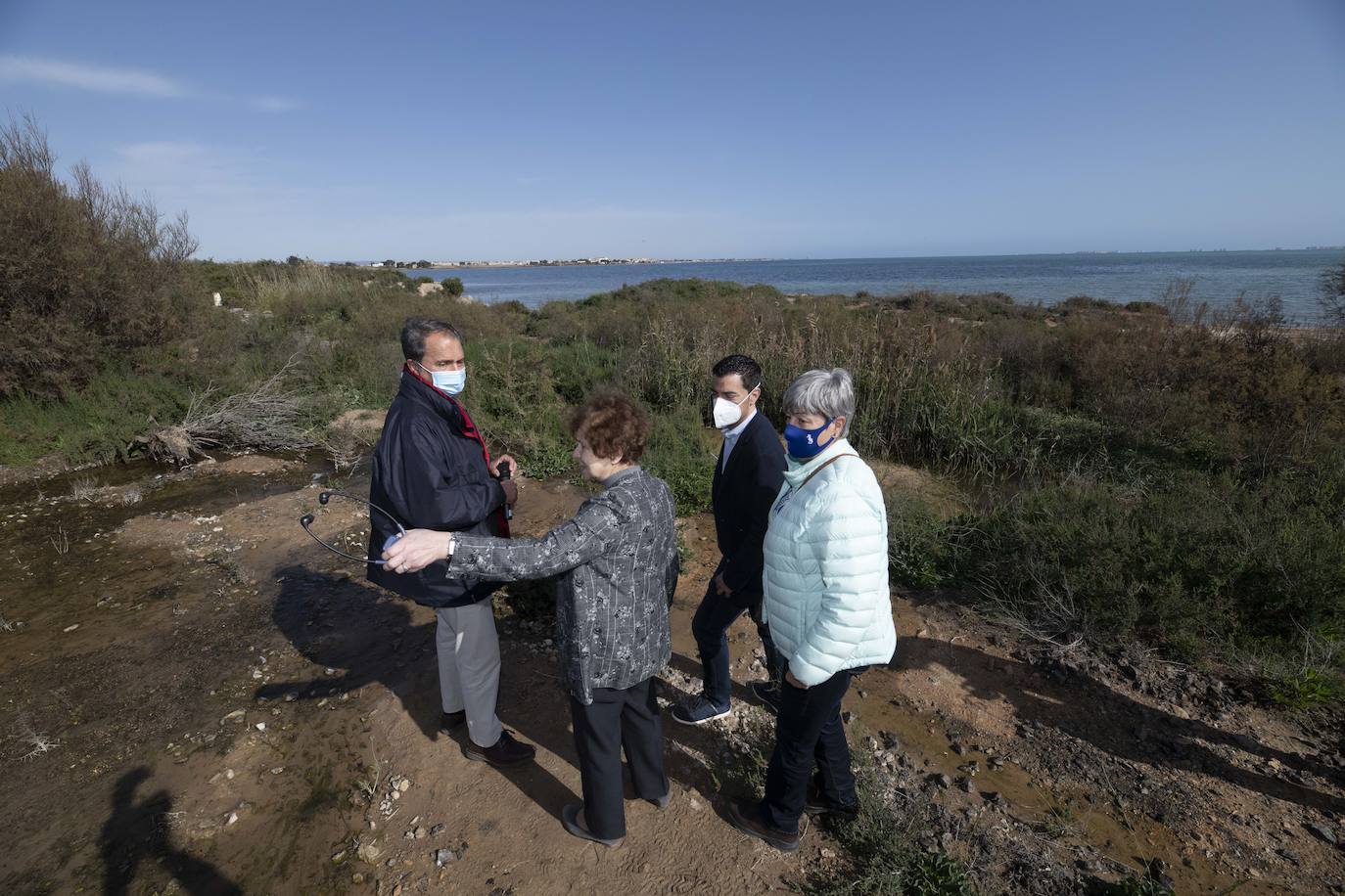 Fotos: Los eurodiputados encuentran el lodo del Mar Menor