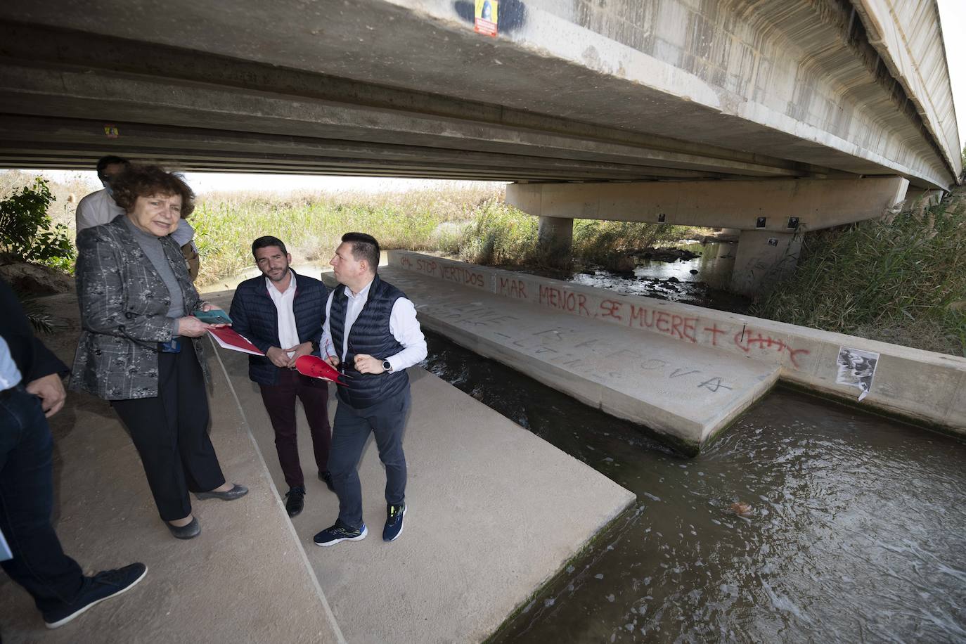 Fotos: Los eurodiputados encuentran el lodo del Mar Menor