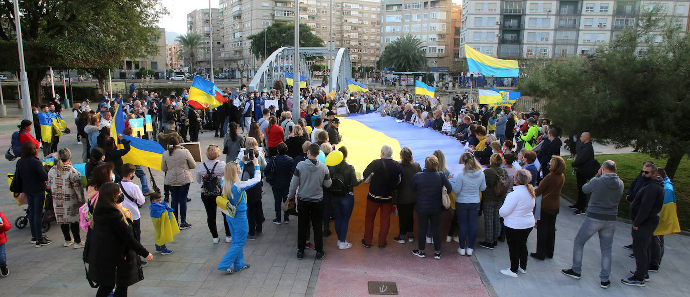 Fotos: Decenas de ucranianos claman en Murcia contra la invasión de su país