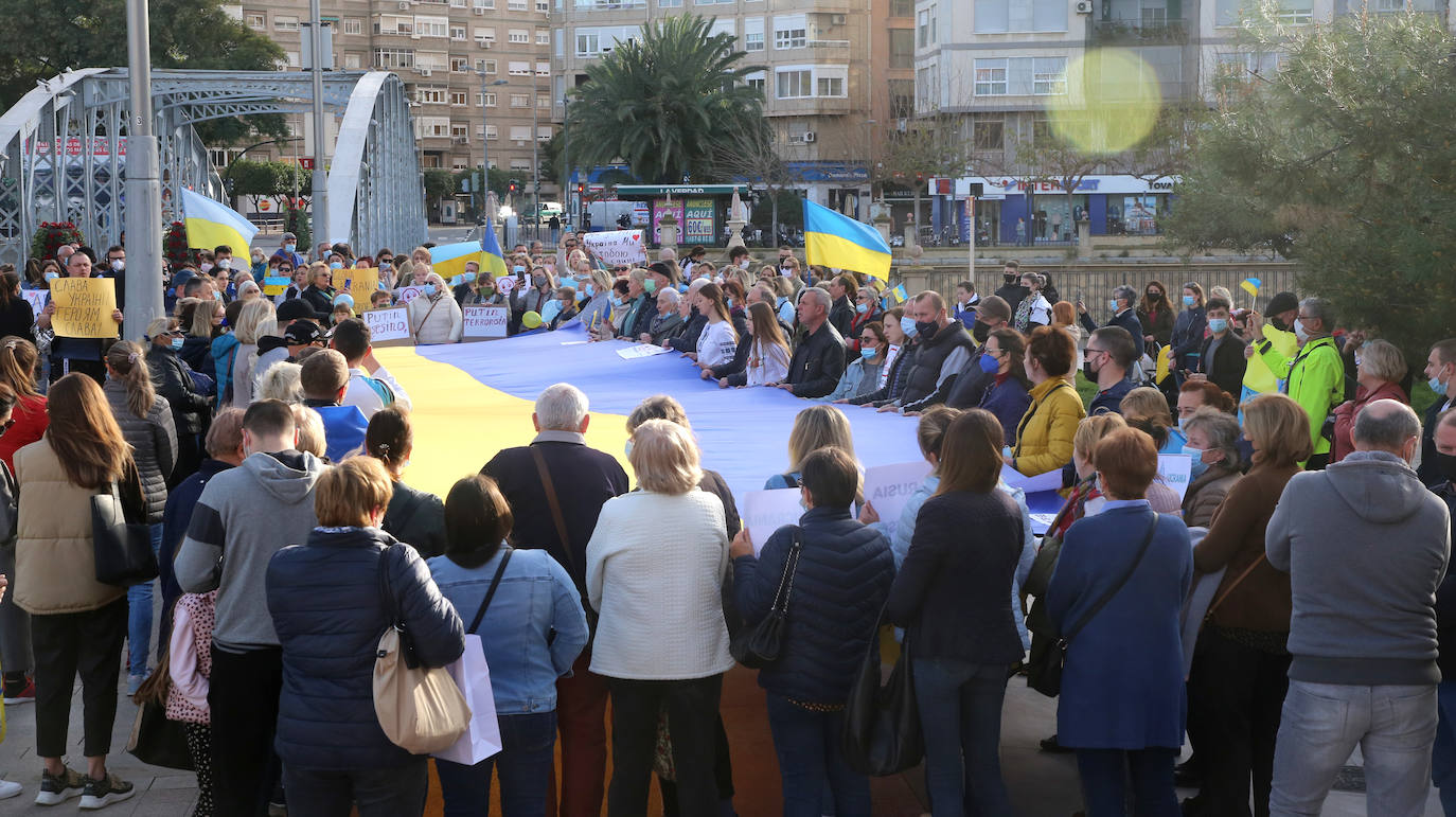 Fotos: Decenas de ucranianos claman en Murcia contra la invasión de su país