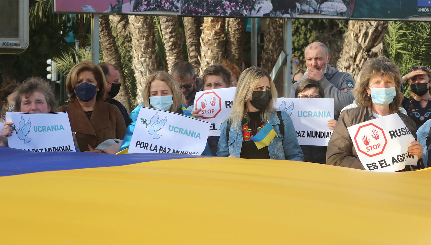 Fotos: Decenas de ucranianos claman en Murcia contra la invasión de su país