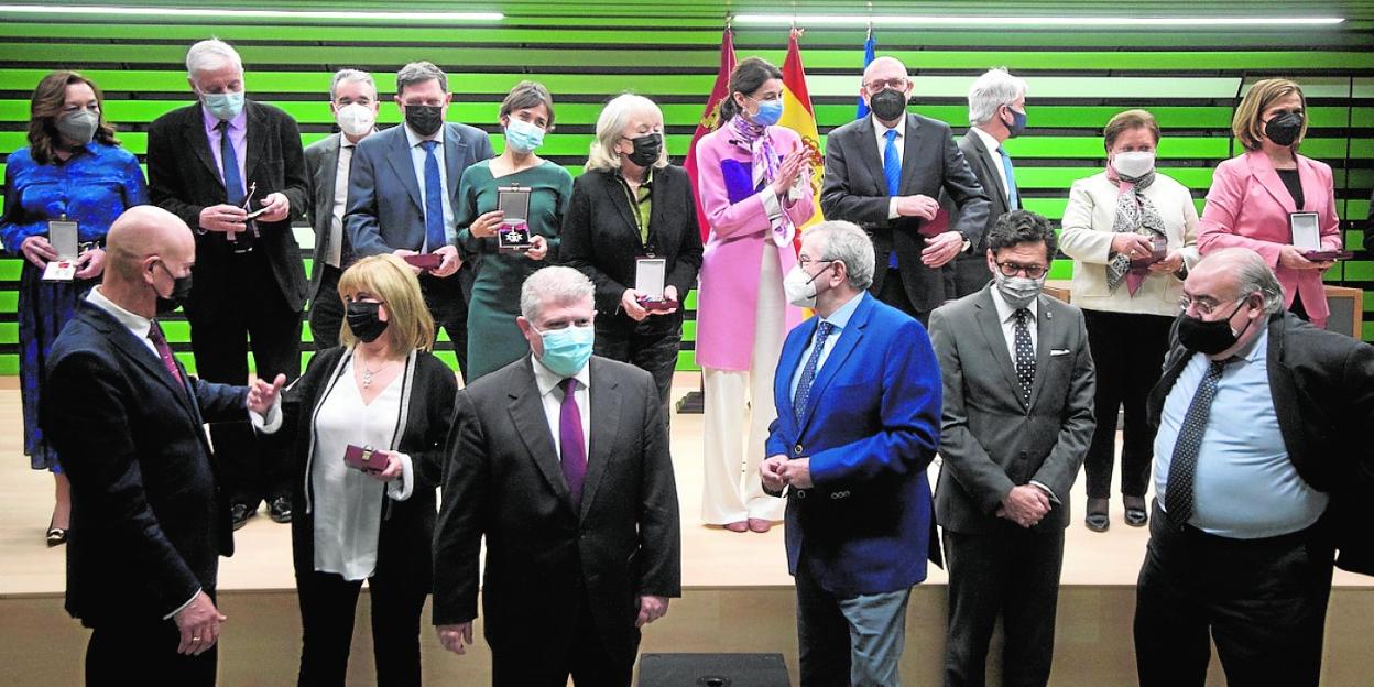 Condecorados ayer en el acto de San Raimundo de Peñafort, junto a las autoridades. 