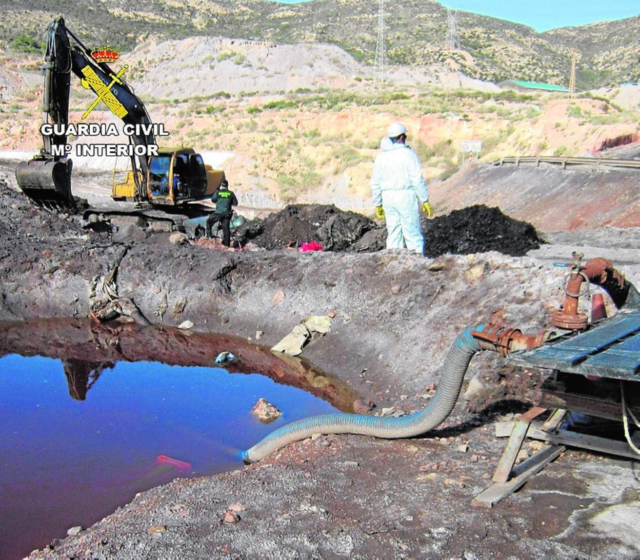 Inspección de la Guardia Civil y la CHS en el vertedero, en 2014. 