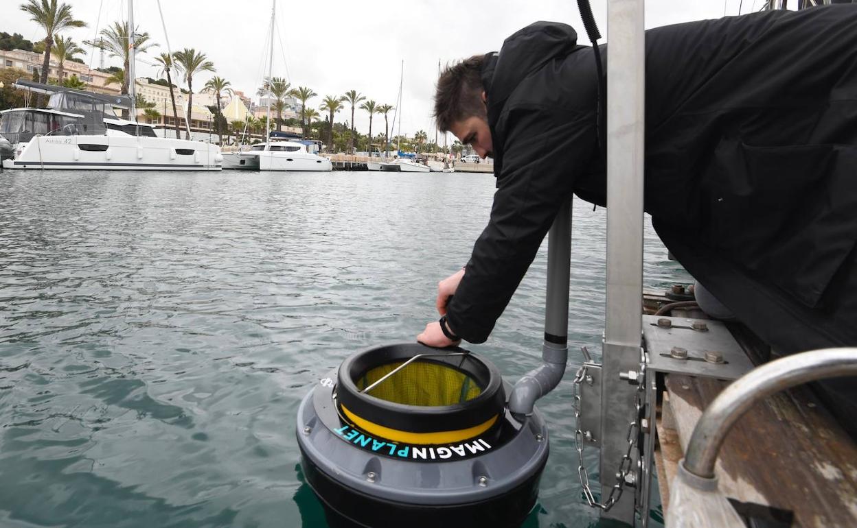 El 'imagin Seabin', el contenedor marino flotante que se instala en Cartagena.