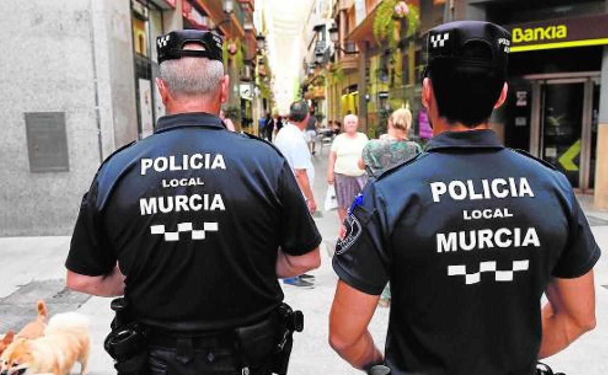 Una pareja de agentes de la Policía Local, en Murcia.