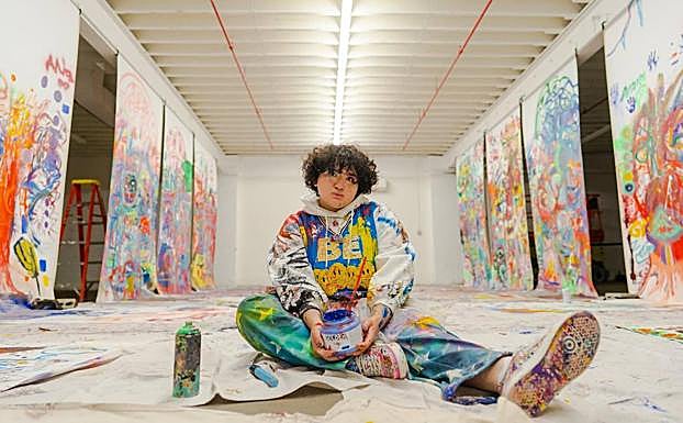 El artista Fewocius en su taller. 